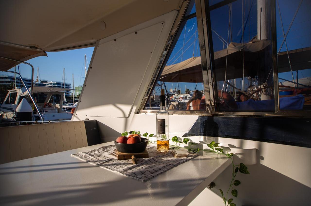 Magno II Boat Hotel Sant Adria de Besos Buitenkant foto