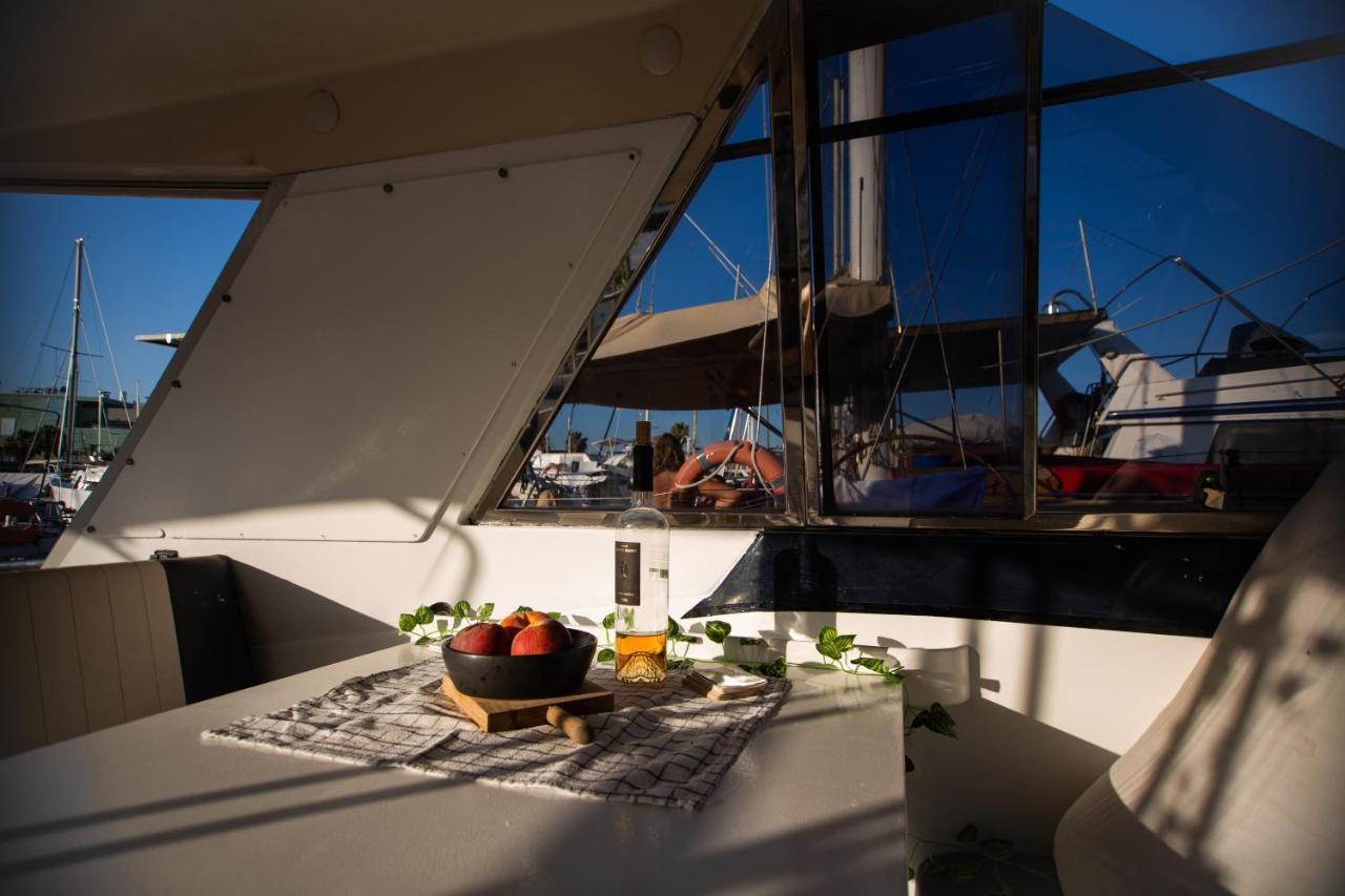 Magno II Boat Hotel Sant Adria de Besos Buitenkant foto
