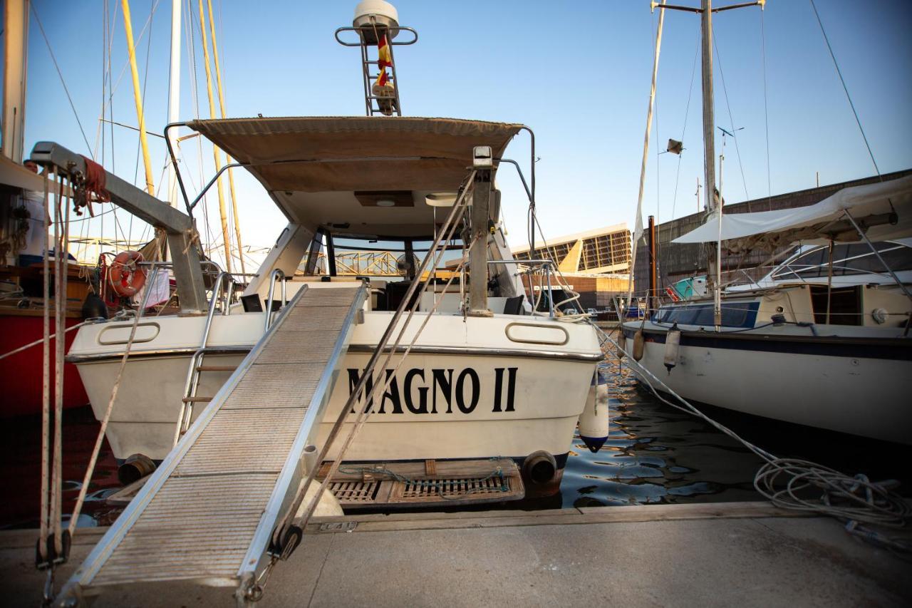 Magno II Boat Hotel Sant Adria de Besos Buitenkant foto
