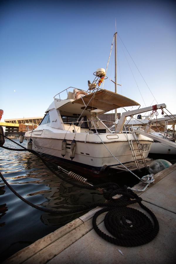 Magno II Boat Hotel Sant Adria de Besos Buitenkant foto