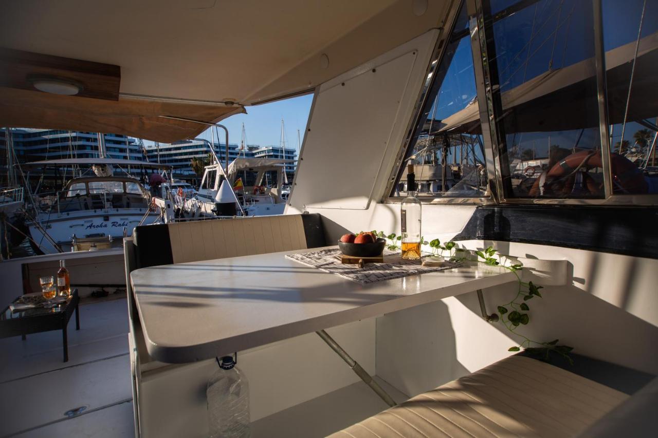 Magno II Boat Hotel Sant Adria de Besos Buitenkant foto
