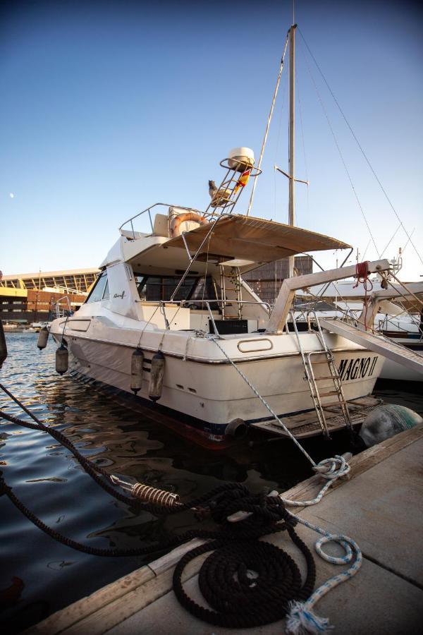 Magno II Boat Hotel Sant Adria de Besos Buitenkant foto