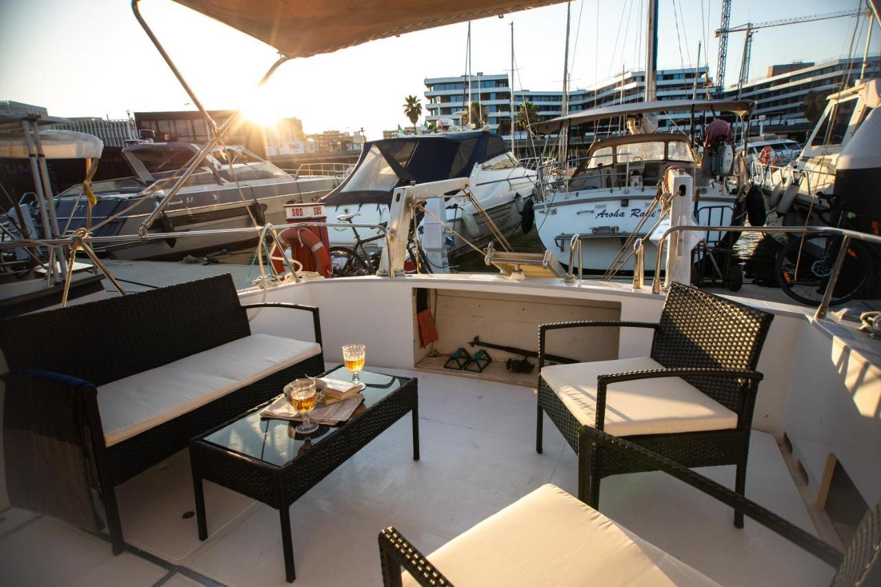 Magno II Boat Hotel Sant Adria de Besos Buitenkant foto