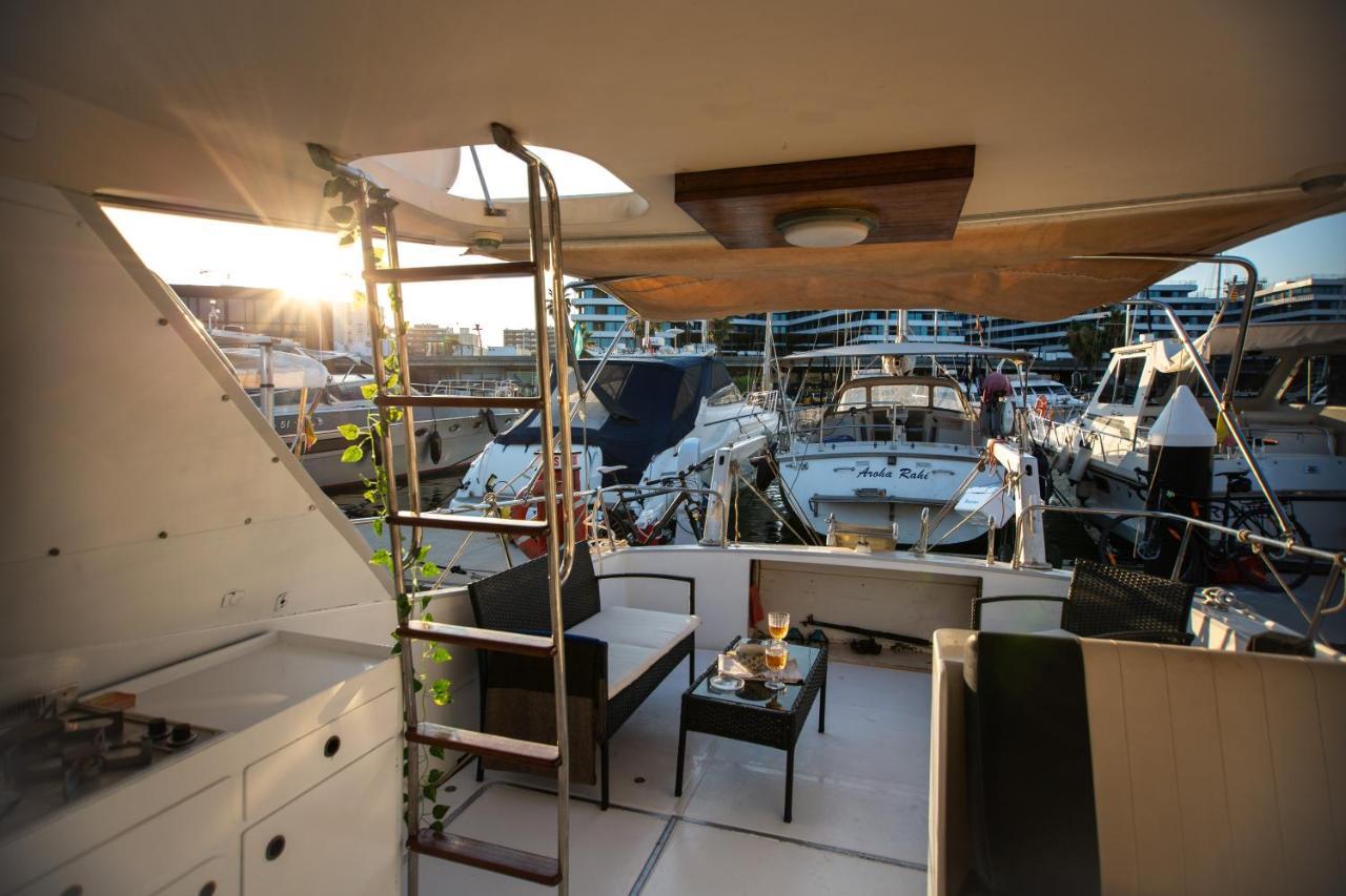 Magno II Boat Hotel Sant Adria de Besos Buitenkant foto