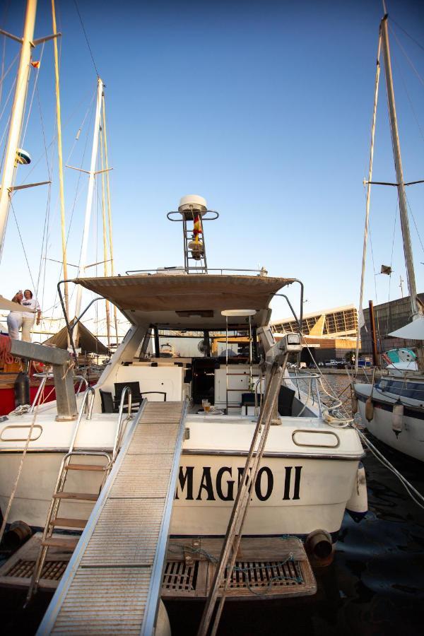 Magno II Boat Hotel Sant Adria de Besos Buitenkant foto